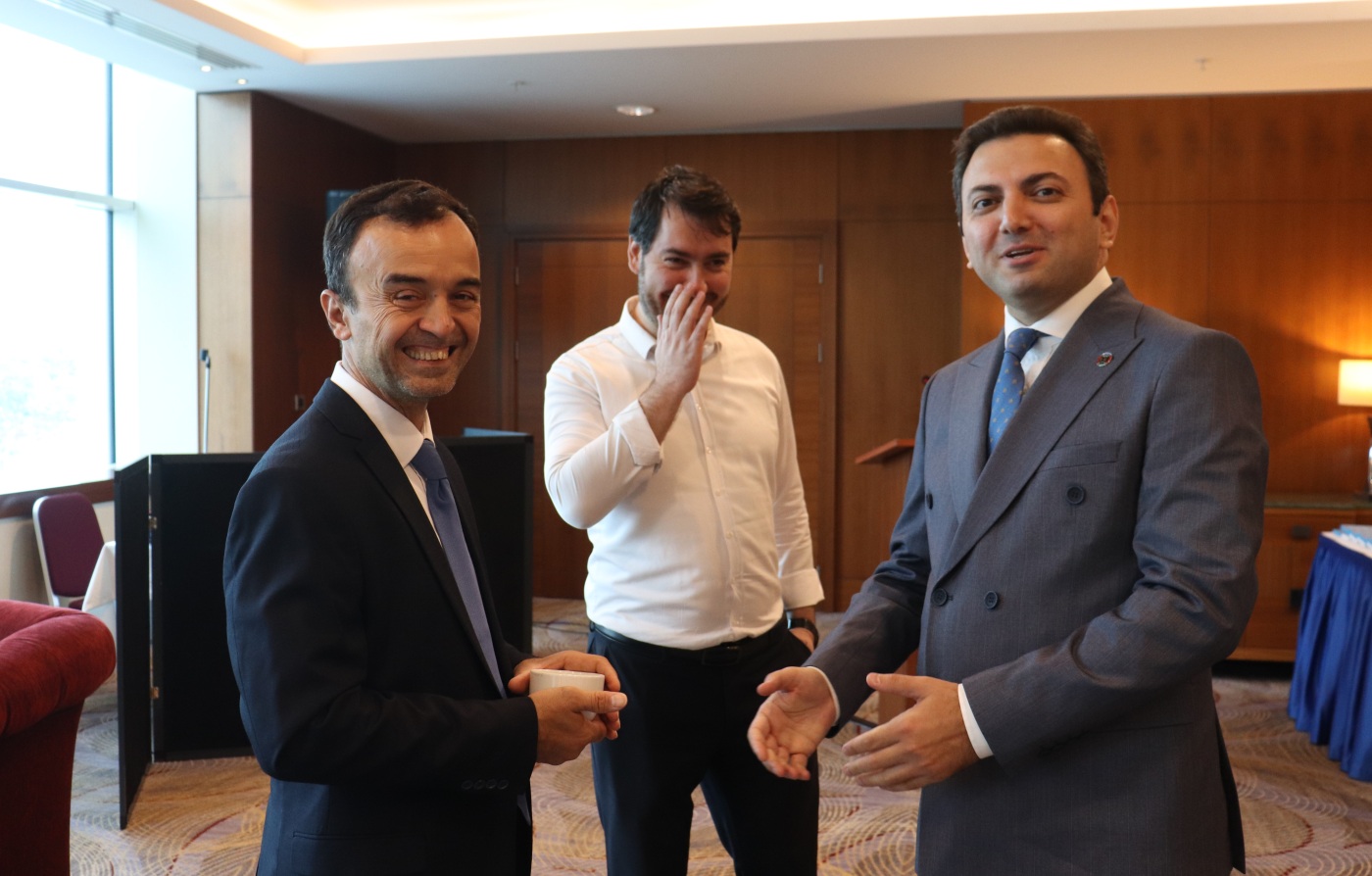 Tədbir aralığında söhbət